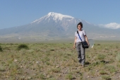 en Turquía en 2010, con el Monte Ararat de fondo